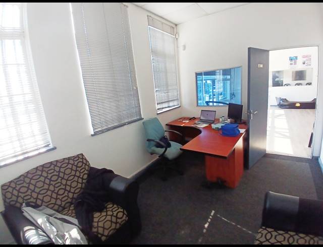 1,100M² WAREHOUSE TO LET IN NORTH END